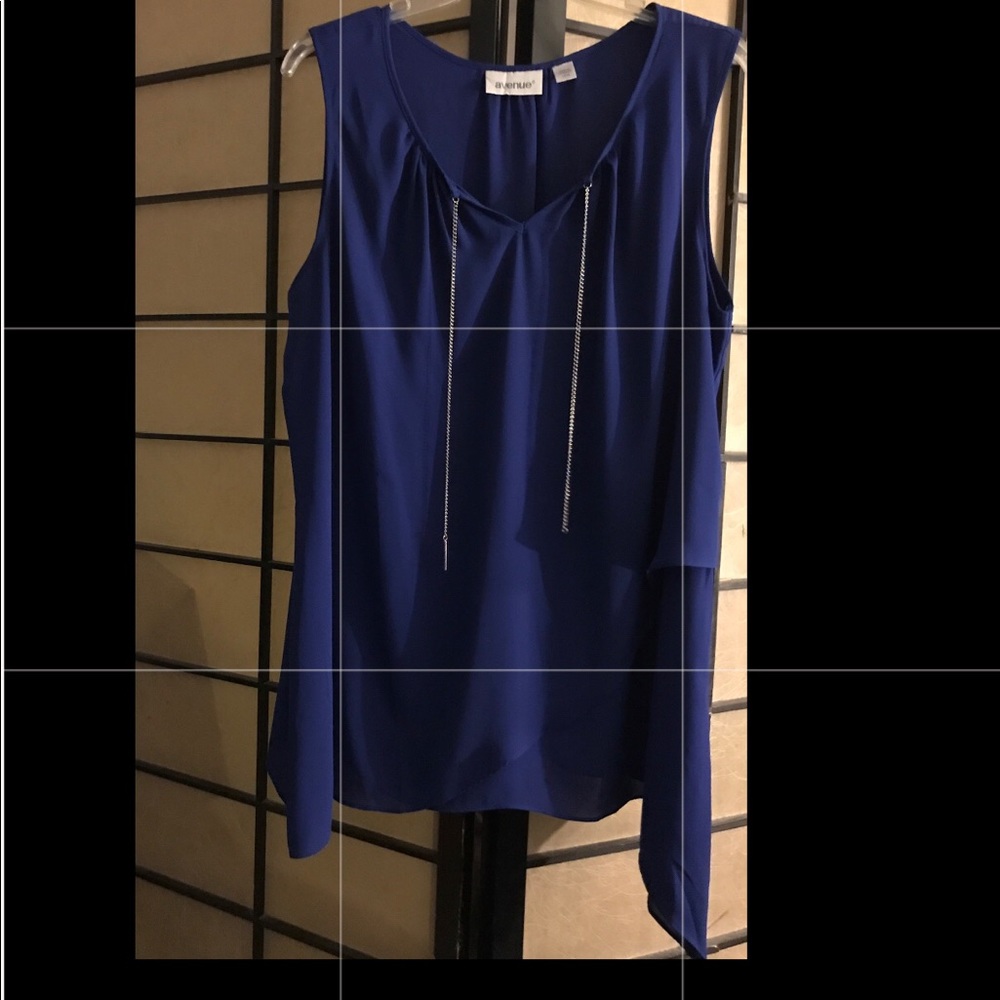 Stylish top with chain design